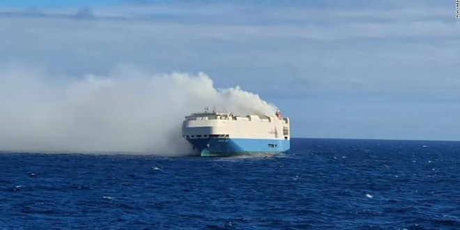 Un cargo transportant 4000 Porsche, Bentley et Lamborghini prend feu au Portugal (Vidéo) 