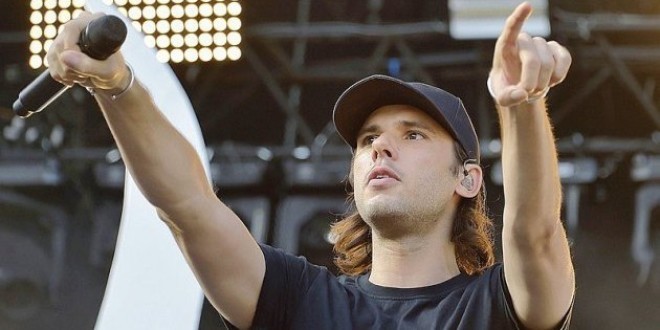 Orelsan interrompt son concert pour aider un fan en difficulté (vidéo)