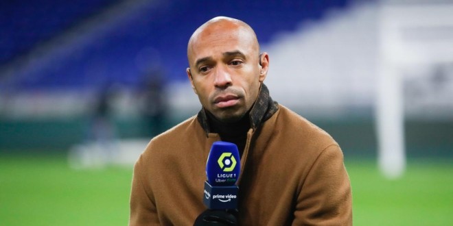 Thierry Henry se fait giflé par un fan ivre et le recadre sévèrement (Vidéo) 