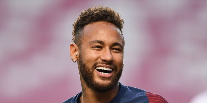 Neymar  feinte son public lors d’un défilé de mode et se fait détruire par les fans (Vidéo) 