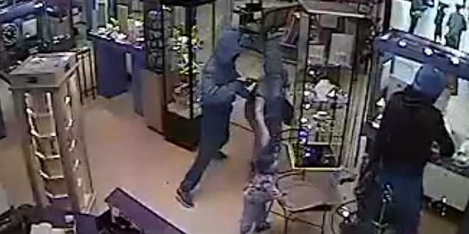 Deux hommes casqués braquent une bijouterie et repartent avec un butin de 440.000 euros 