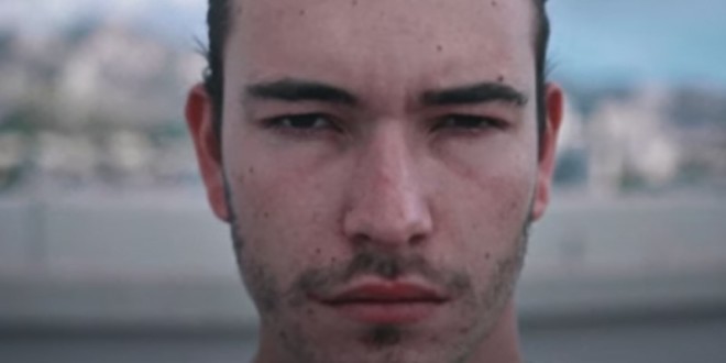Ekoms revient avec son nouveau titre « Nos battements » (clip officiel)