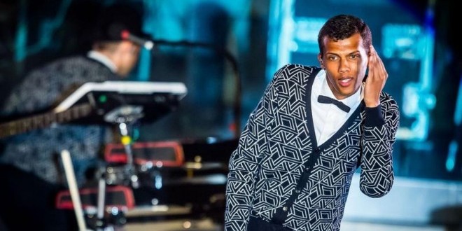 Stromae, blessé au visage, après une chute en descendant d\'un bus ! 