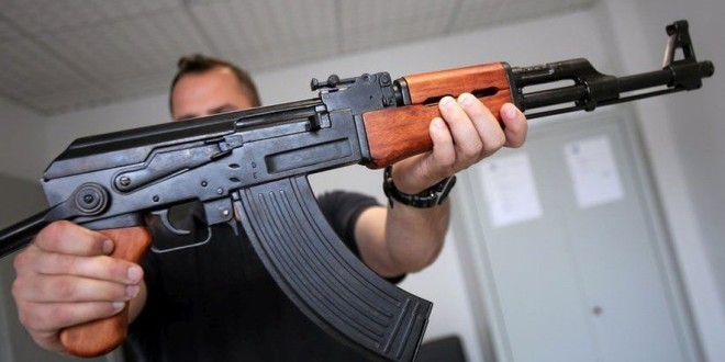 Un voyageur arrêté avec une kalachnikov et d’autres armes dans son sac de sport à Paris 