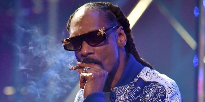 Snoop Dogg annonce l’augmentation du salaire de son rouleur de joints  