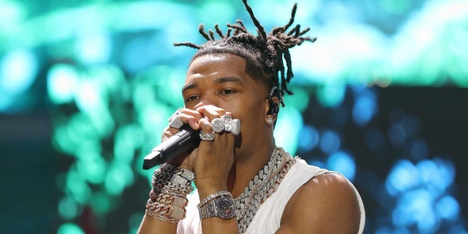 Lil Baby et sa sécurité propulsent un fan hors de la scène avec une grande brutalité (Vidéo) 