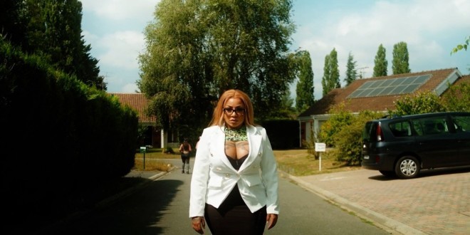 Liza Monet signe un puissant retour avec le clip «Money Back #3»