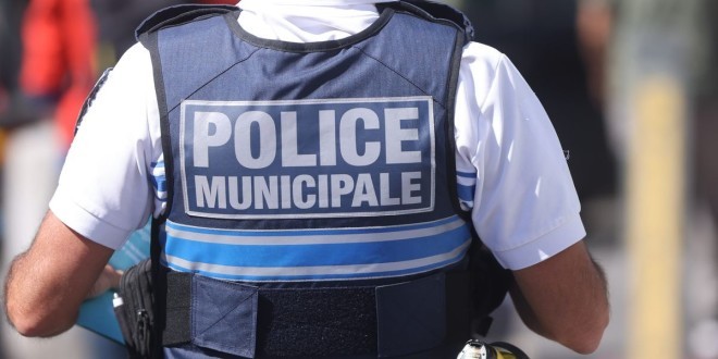 Un Policier tire sur un homme qui brandissait une arme factice à Annecy ( Vidéo)