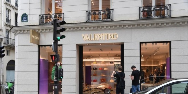 Un magasin de luxe attaqué à la voiture-bélier à Paris, le braqueur interpellé dans la Seine 