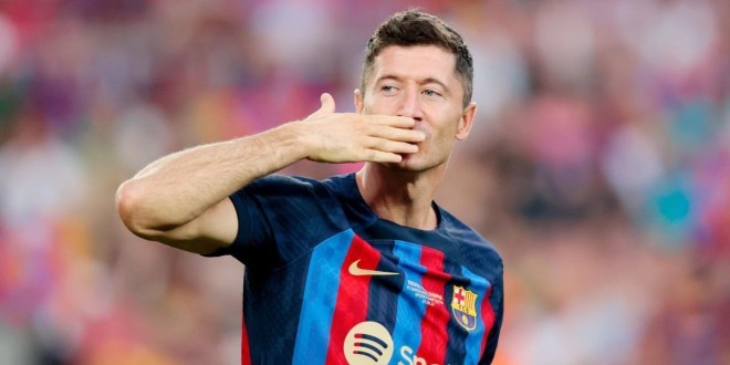 Robert Lewandowski se fait arracher sa montre de luxe en signant des autographes 