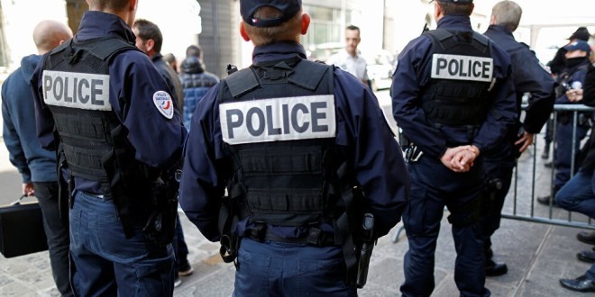 Un adolescent lynché et laissé pour mort par cinq individus devant son lycée à Cergy (Vidéo)