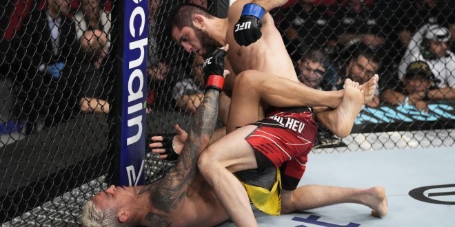 Makhachev écrase Oliveira et s’empare de  la ceinture des poids légers de l’UFC (Vidéo) 