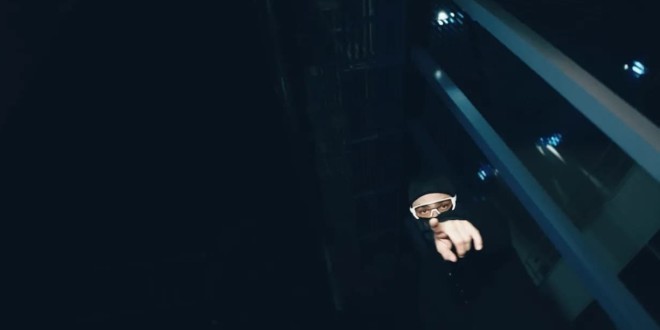 Solaa balance son puissant nouveau titre \'\'Mainstream\'\' (Clip Officiel)