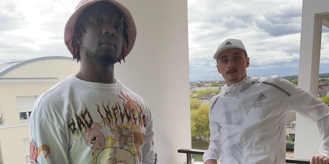Totoroh et Majin K réalisent la connexion parfaite avec \'\'Dans l\'avion\'\' (clip officiel)