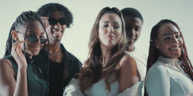 Noémie frappe fort avec l\'excellent \'\'Mona Lisa\'\' (clip officiel)