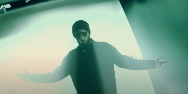 Niro est plus en forme que jamais dans \'\'C\'est pas assez\'\' (Visualizer officiel)