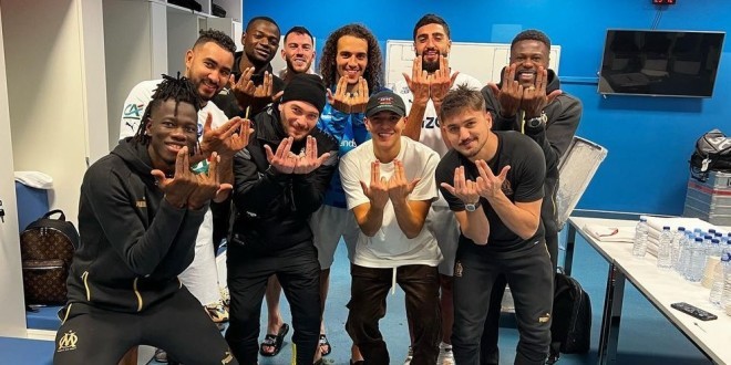 Jul fête la victoire de l\'OM contre le PSG avec les joueurs marseillais