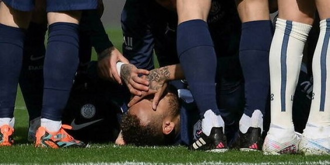 Touché à la cheville, Neymar sort sur blessure !