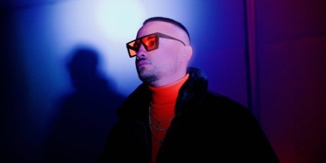 Delilio reprend le titre « Thong Song » de Sisco