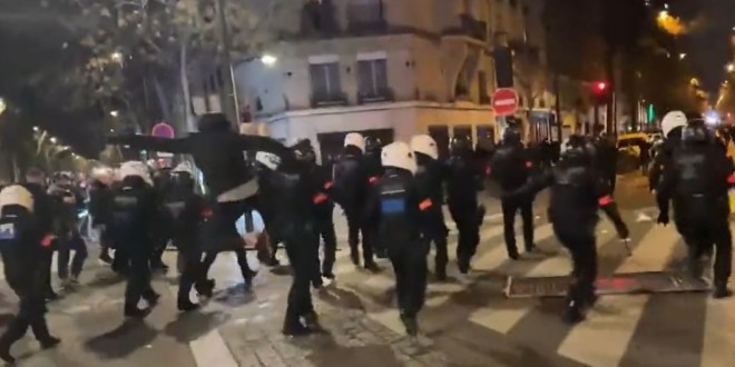 Un CRS violemment agressé par un manifestant ! (Vidéo)