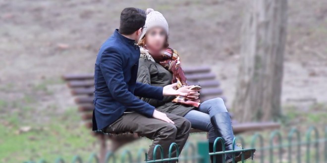 Il teste sa copine et elle le trompe devant ses yeux avec un Youtubeur !