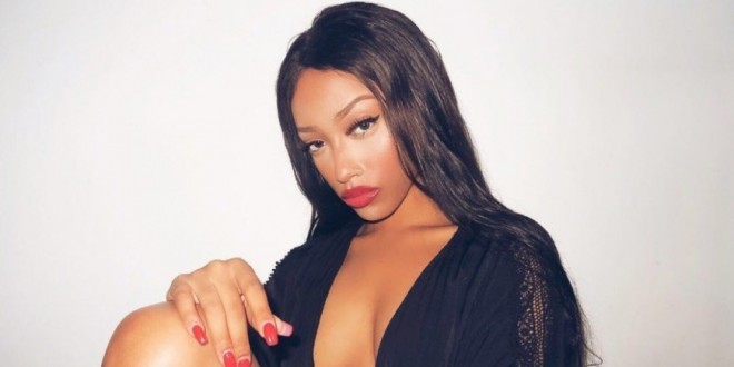 Shay se dévoile dans une robe transparente !