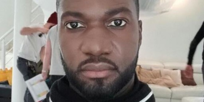 Le gars remet les dirigeants à leur place avec un son d\'été! 