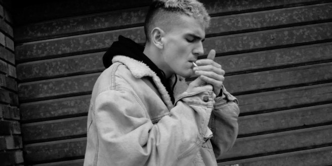Lasco sort un clip à la British!