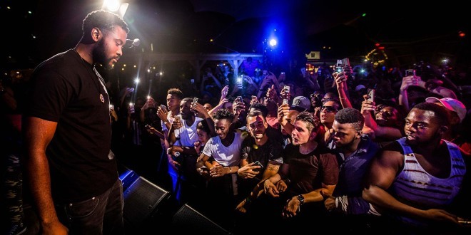 Damso balance un freestyle lors d’un concert!