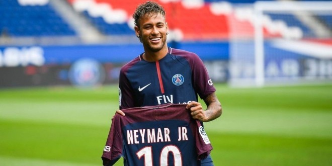 Neymar accueilli en fanfare par des supporters à sa sortie du Parc des Princes! (Vidéo)