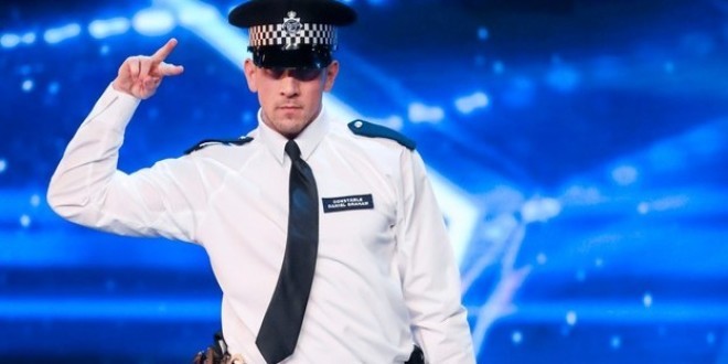 Un policier danse le Hip Hop lors d’un concert de rap!