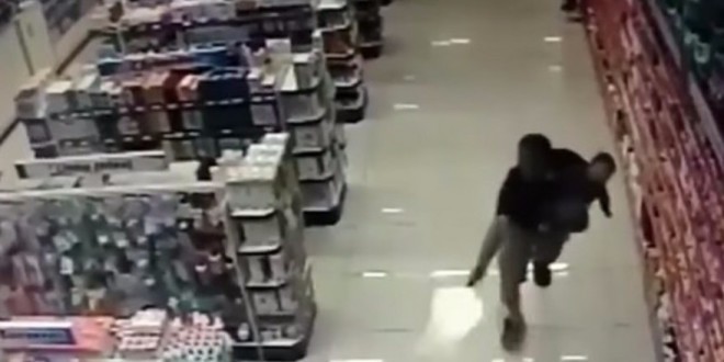 Un policier abat deux braqueurs avec son fils dans les bras!