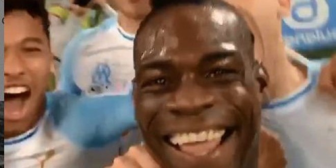 Balotelli inscrit un but sur une superbe reprise, filme sa célébration et l\'a publie sur Instagram