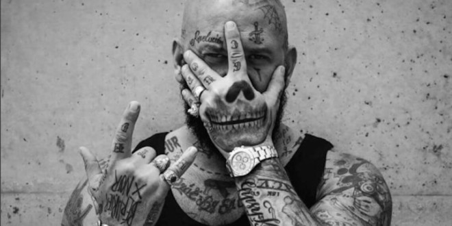 Seth Gueko répond violemment à un internaute qui critique le tatouage « Barlou » !