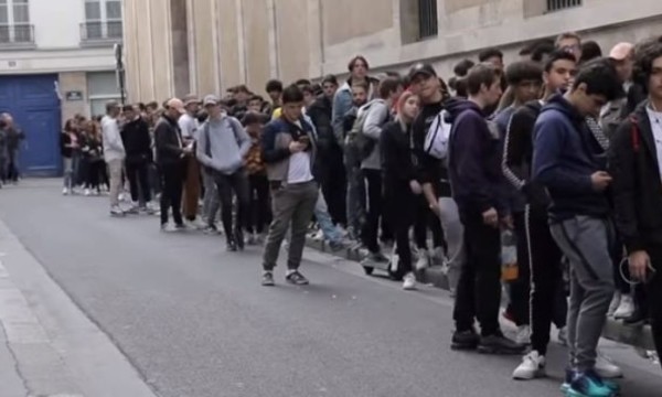 Beaucoup de monde à faire la queue devant la boutique éphémère de PNL à Paris Beaucoup de monde à faire la queue devant la boutique éphémère de PNL à Paris