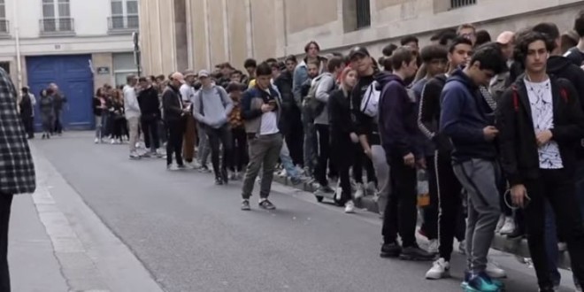 Beaucoup de monde à faire la queue devant la boutique éphémère de PNL à Paris