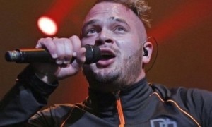 Jul s'est fait voler sa claquette en plein showcase par un fan, il réagit merveilleusement ! Jul s'est fait voler sa claquette en plein showcase par un fan, il réagit merveilleusement !