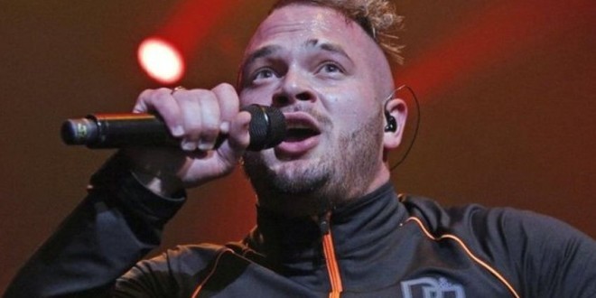 Jul s'est fait voler sa claquette en plein showcase par un fan, il réagit merveilleusement !