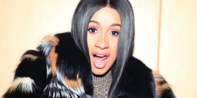 Cardi B répond à un fan français en \'\'français\'\' mais sa phrase est totalement incompréhensible !  