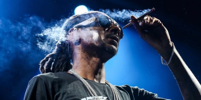 Snoop Dogg révèle qu\'il possède son propre rouleur de joint professionnel ! 