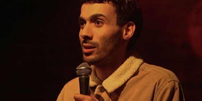 L\'humoriste Mustapha El Atrassi se lance dans le rap avec le morceau « Colis Suspect » !