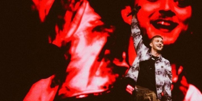 Dans l\'un de ses derniers concerts, Vald a failli se faire cramer par un lance-flammes ! 