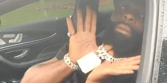 Kaaris dévoile ses bijoux de luxe et s\'affiche au volant de son bolide ! (Vidéo) 