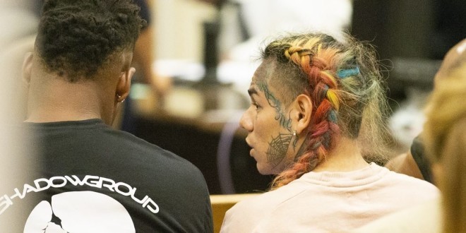 6ix9ine : le verdict est tombé, 2 ans de prison exigés pour le rappeur aux cheveux colorés ! 