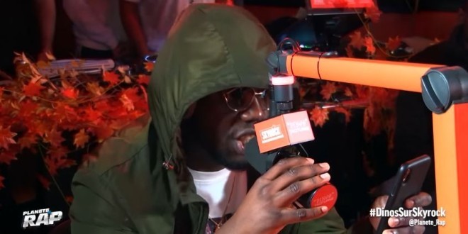 Dinos : de Rohff à Ninho en passant par Lunatic, le rappeur a délivré un freestyle intense dans Planète Rap !