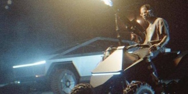 Travis Scott apparaît avec le Cybertruck et le Cyberquad de Tesla dans son nouveau clip \"GANG GANG\" ! (Vidéo)