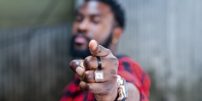 Damso annonce qu\'il sortira un titre très bientôt :\'\'Jeudi j\'écris, j\'tue le beat et j\'vous l\'envoie\'\' ! 