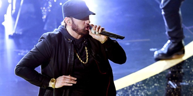Après 18 ans de sa victoire, Eminem a chanté son classique \'\'Lose Yourself\'\' hier aux Oscars ! (Vidéo) 