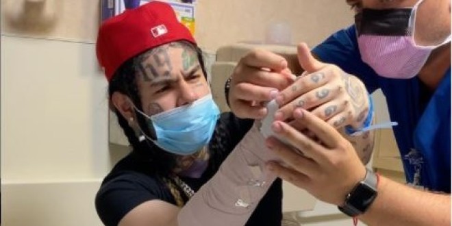 6ix9ine blessé au bras et hospitalisé après son agression par un homme !