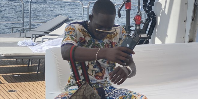 Zaki Black balance son premier morceau \'\'La Night\'\' (Clip Officiel)